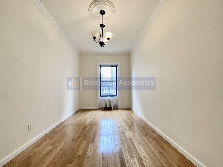 Building Photo - 320 W 106th St