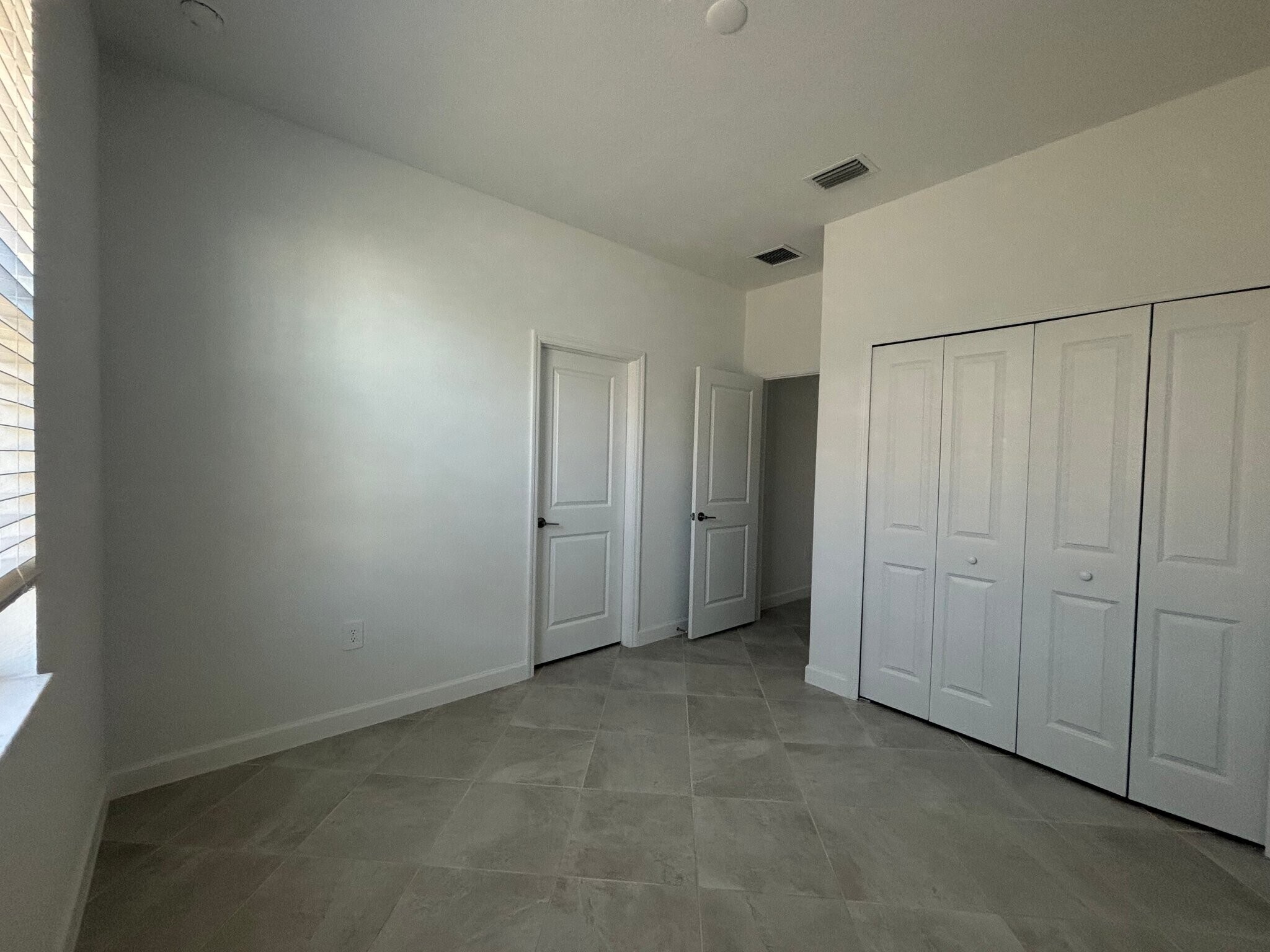 Building Photo - 7869 Lakes Edge Ln
