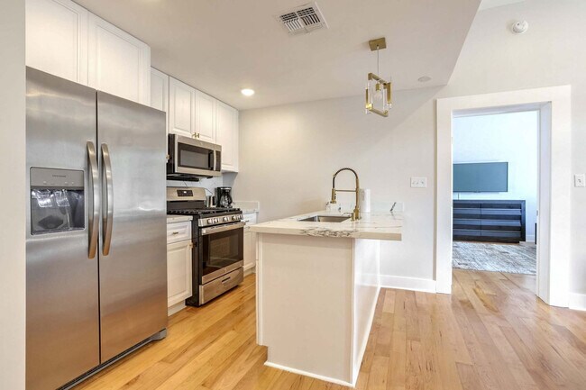 Building Photo - 1050 Annunciation St