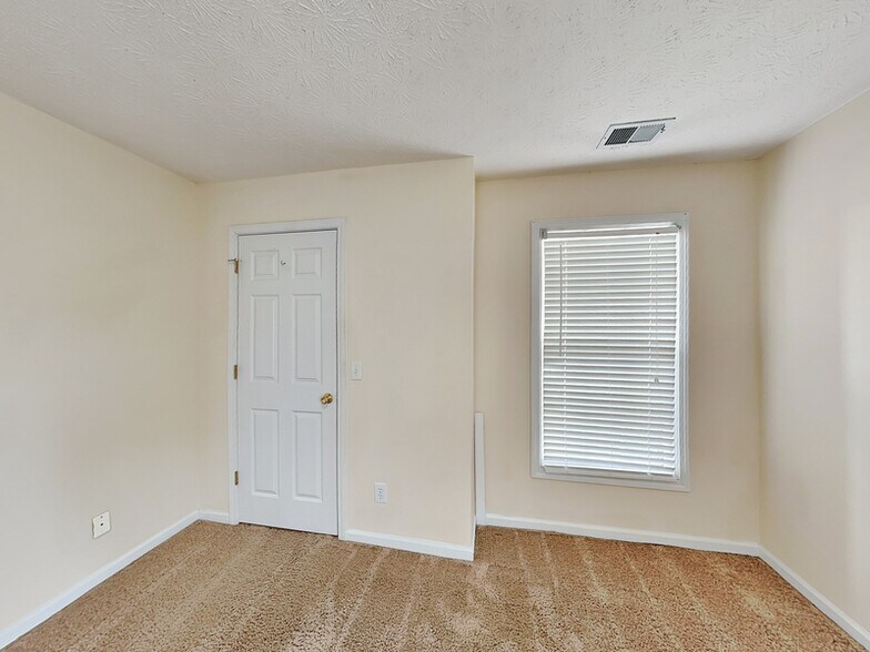 Building Photo - 17 Derby Way NE