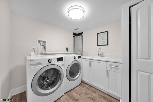 Building Photo - 422 Hollow Rd