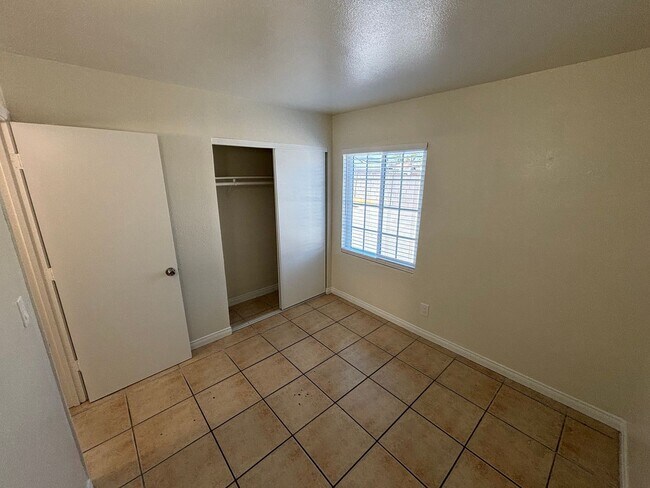 Building Photo - Charming 3BED/1BATH apartment located in N...