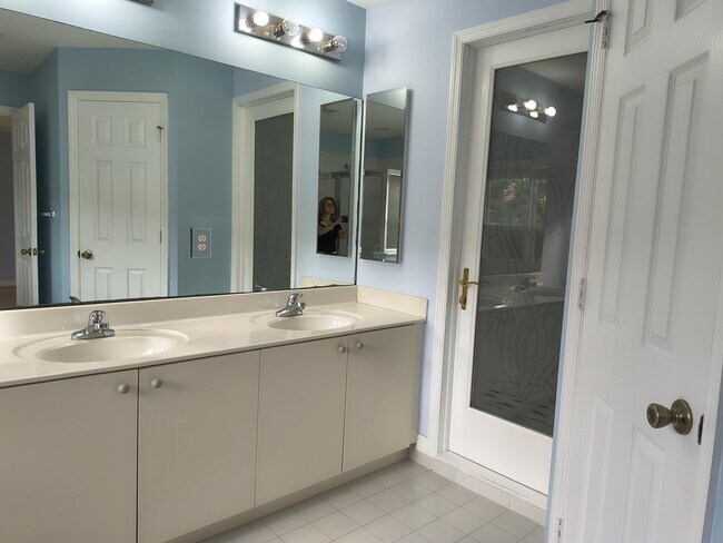 Building Photo - 4535 Thornwood Cir