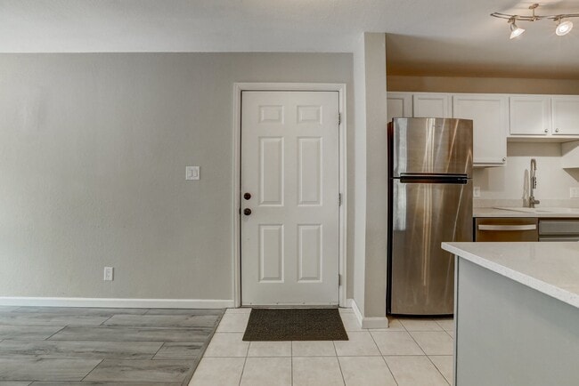 Building Photo - $1,750- 2 Bed 2 Bath Condo in Lakewood wit...