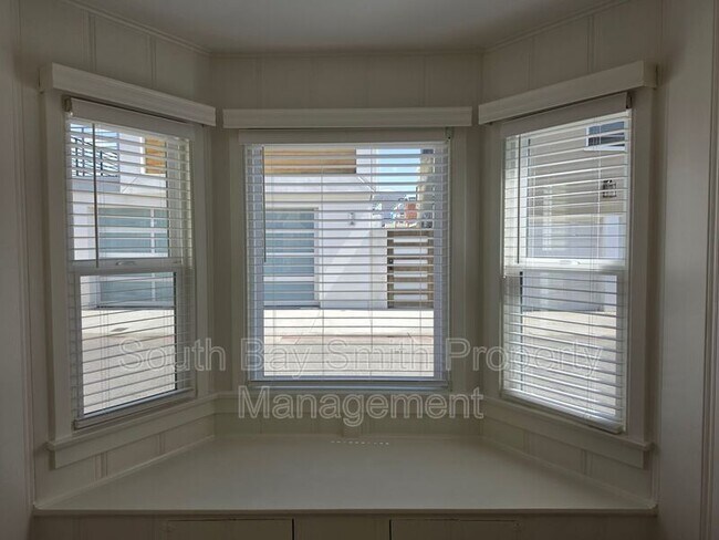 Building Photo - 57 7th Ct