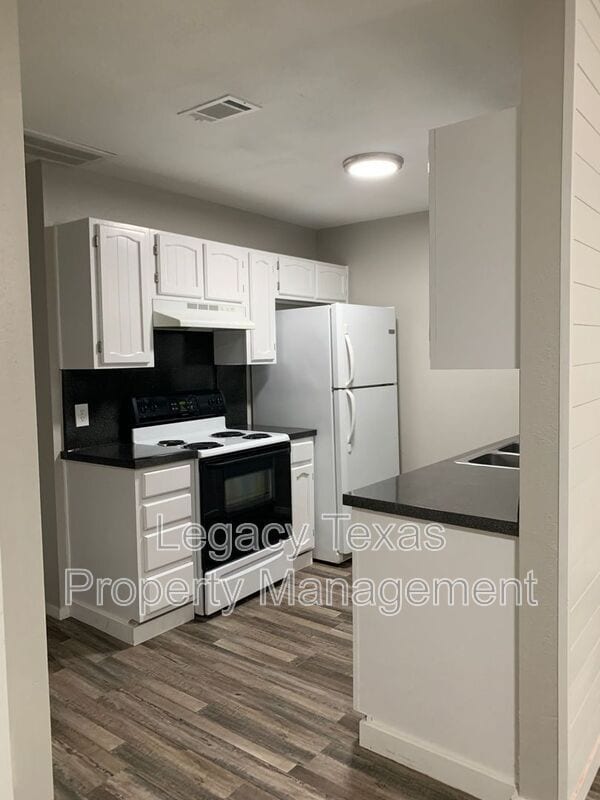 Building Photo - 1410 Courtney Pl