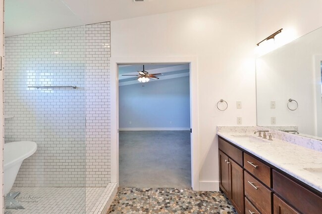 Building Photo - 3/2/2 duplex!  NEWLY UPDATED!