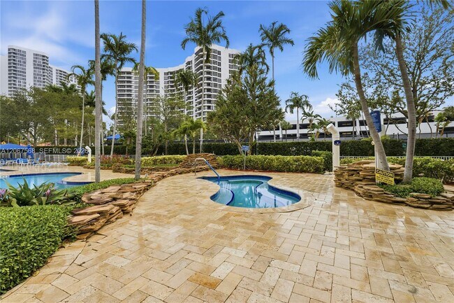 Building Photo - 3500 Mystic Pointe Dr