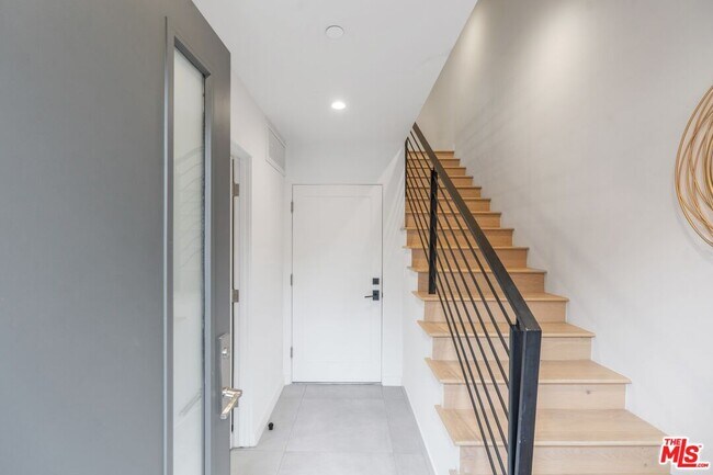 Building Photo - 855 N Detroit St