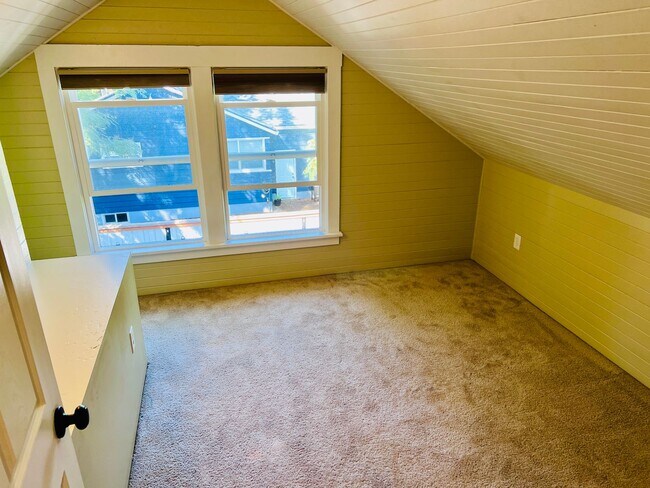 Building Photo - Craftsman Beauty Tucked into Mt.Scott-Arleta