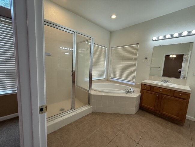 Building Photo - Spacious and Beautiful 4 bedroom luxury ho...