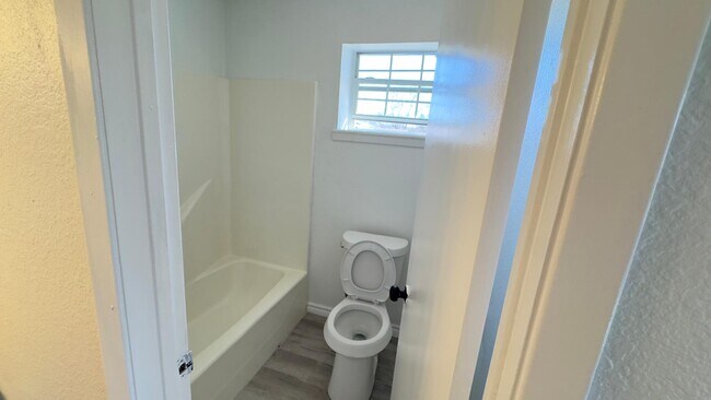 Building Photo - 1239 Glen Haven Dr