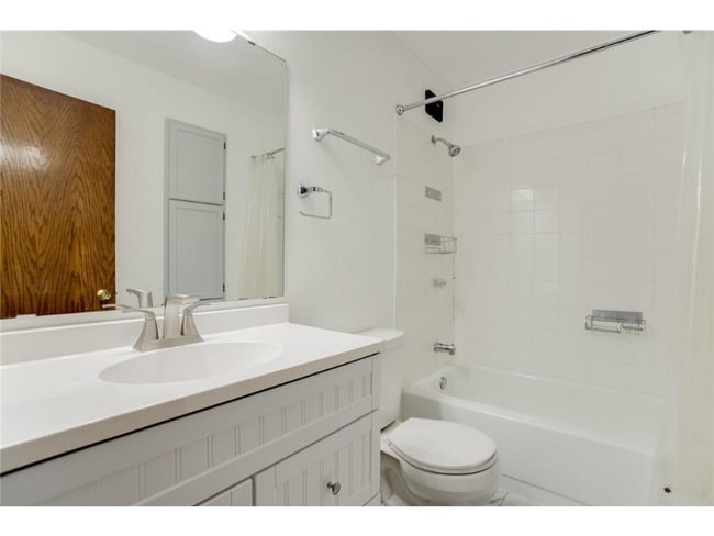 Building Photo - 2458 Crestwood Dr