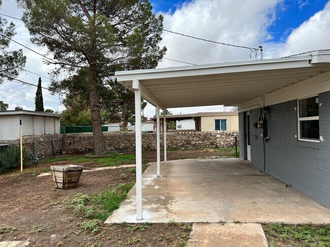 Building Photo - 202 Mango Rd