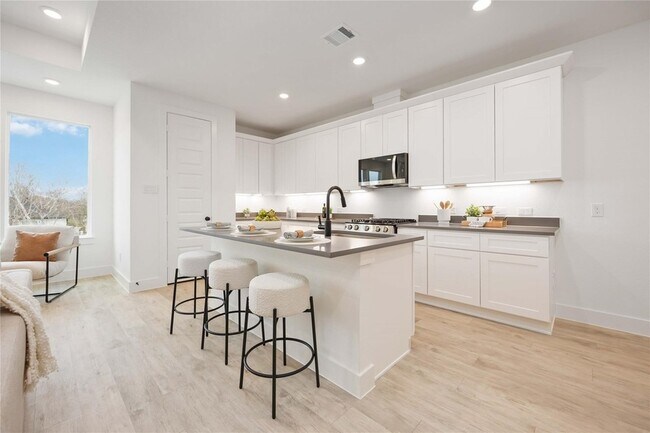 Building Photo - 5322 Rue