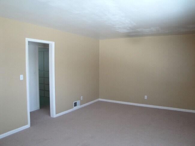 Building Photo - 3 Bedroom Home Near Sugarhouse!