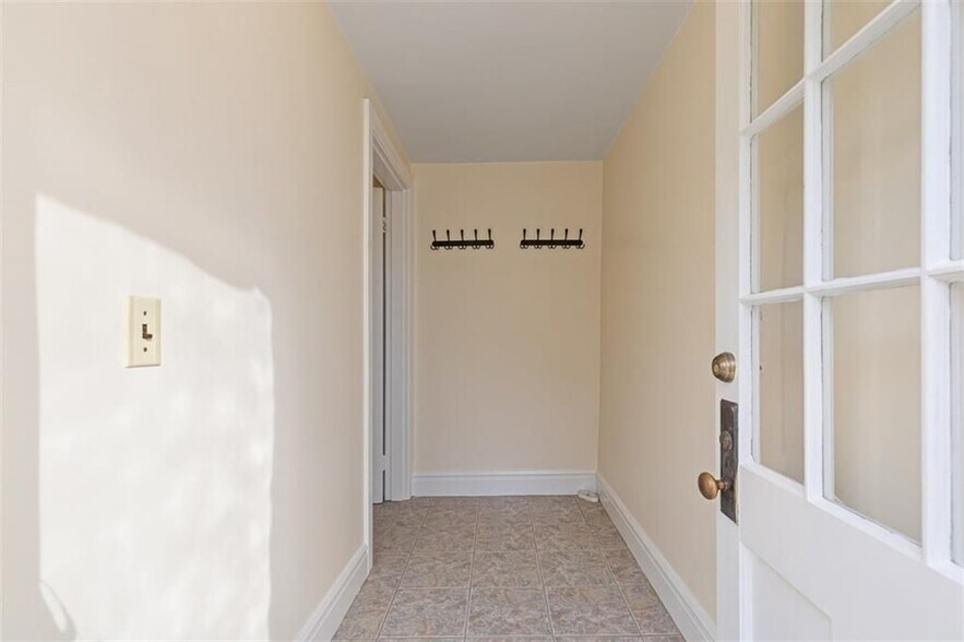 Building Photo - 6 Chase Ln