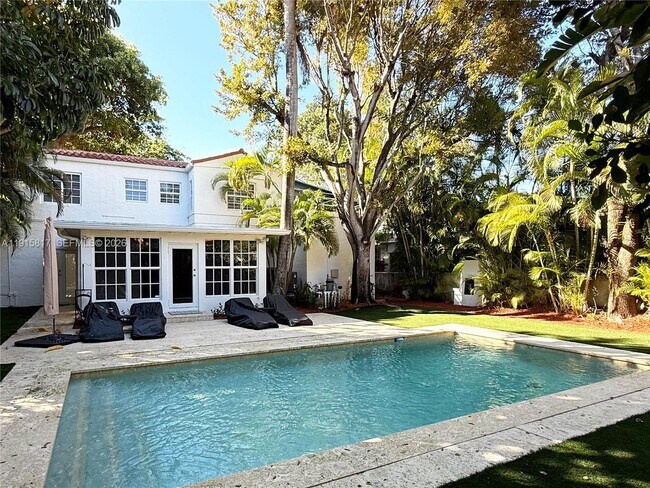 Building Photo - 5835 La Gorce Dr