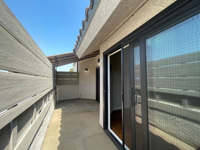 Building Photo - Prime Pasadena Condo