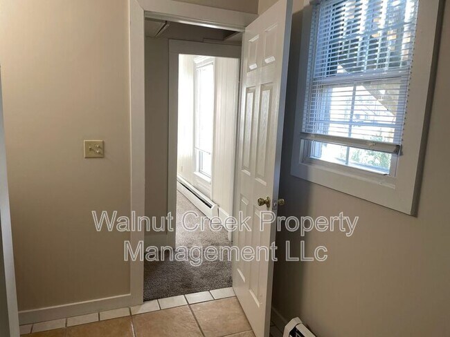 Building Photo - 870 S Main St