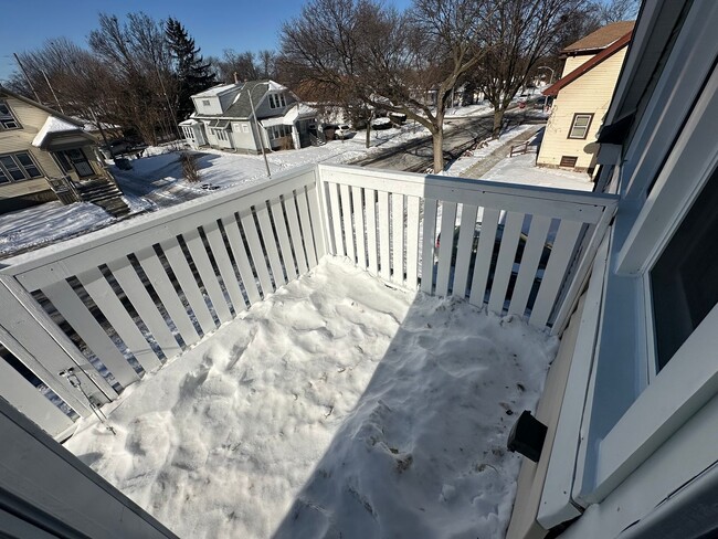 Building Photo - Large Open Concept 5BR/2BA Rent to Own Home