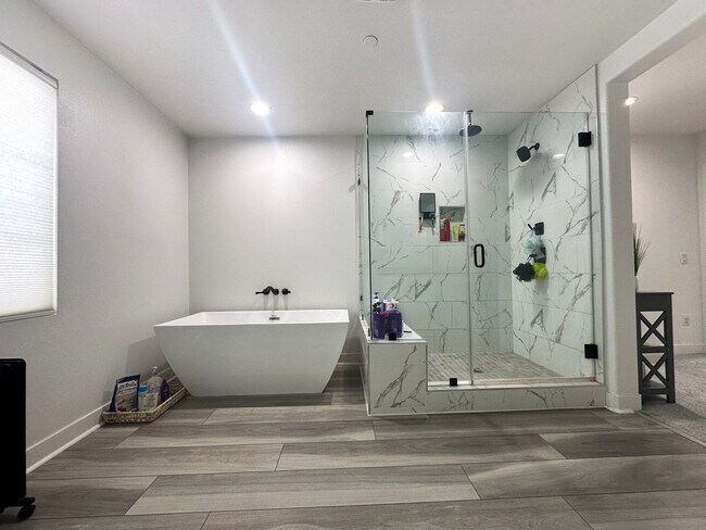 Building Photo - Spencer Crossing 5 Bedroom Modern Pool Home