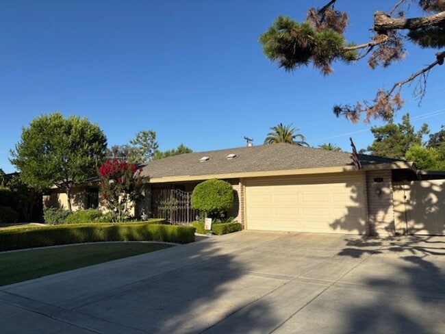 Building Photo - Beautiful 3 Bedroom / 2 Bathroom Home in S...