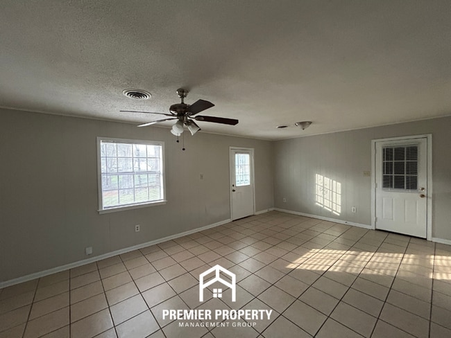 Building Photo - Spacious 4BR Home with Formal Dining, Fenced Yard & Garage in Southaven