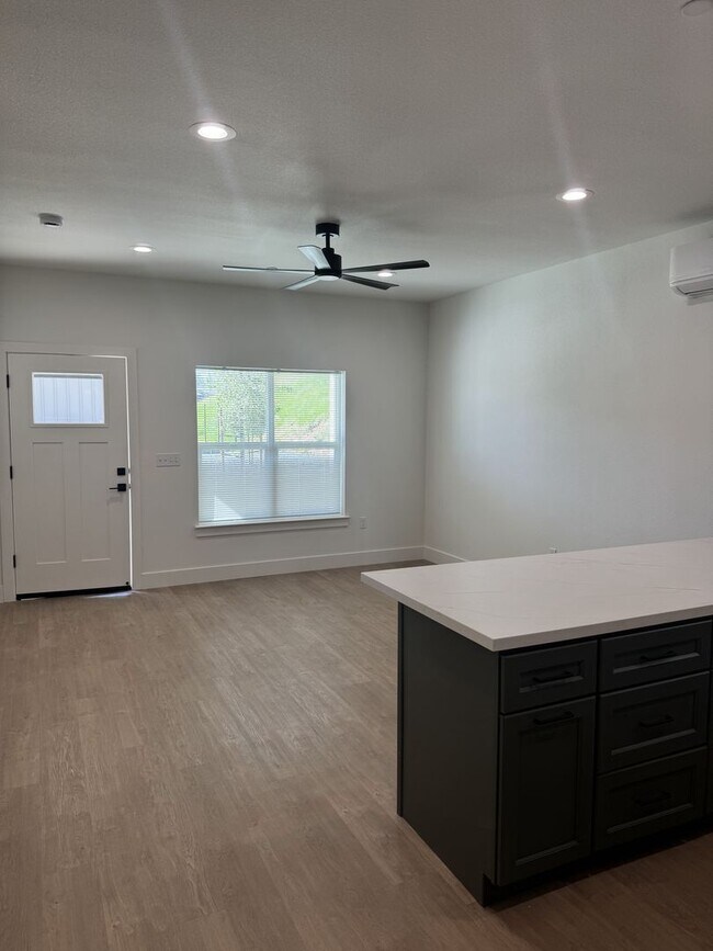 Building Photo - Newly built homes with City of Redding solar!