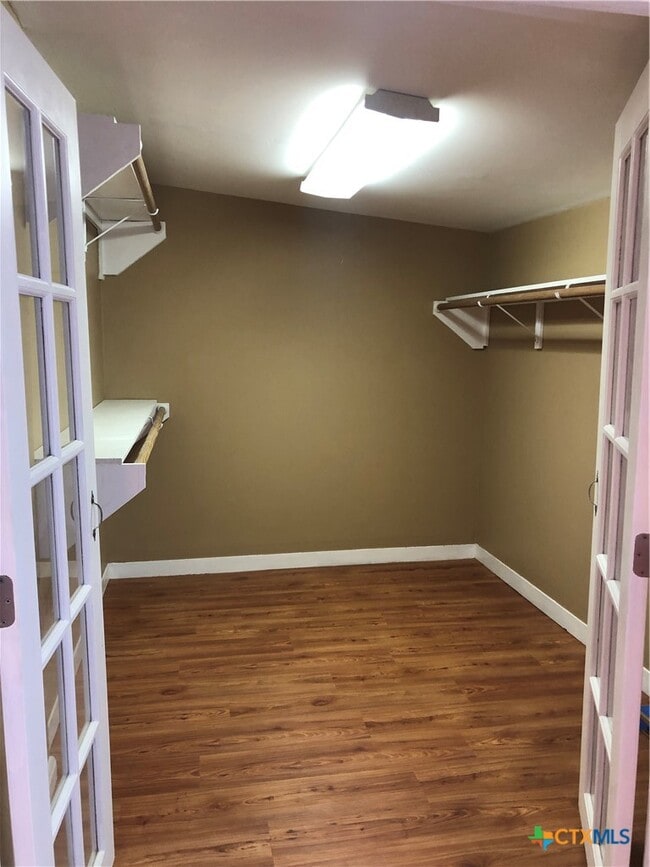 Building Photo - 414 W San Antonio St