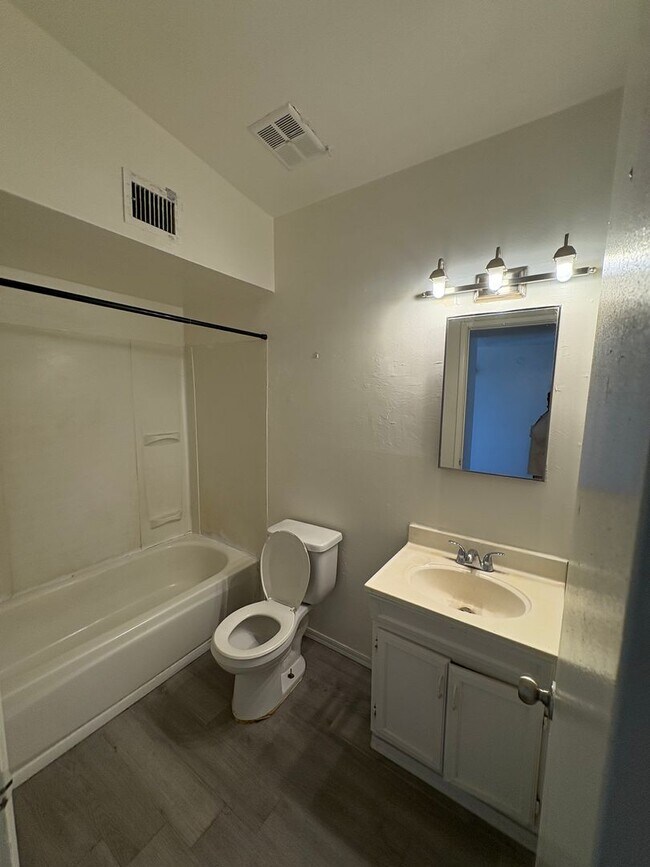 Building Photo - Cozy 3 bedroom 1 bathroom SFR