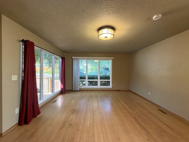 Building Photo - 5220 SE 33rd Pl