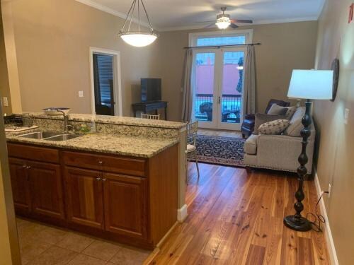 Building Photo - 1520 Main St