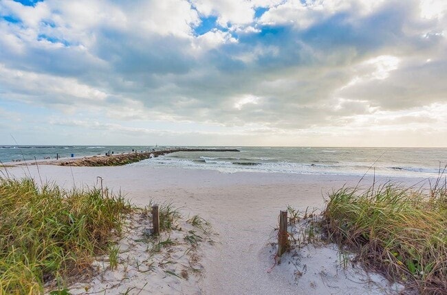 Building Photo - 1315 Bayshore Dr