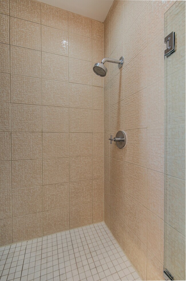Building Photo - Luxury Gold Lofts! Bright Open Floor Plan with City Views-Secure Parking