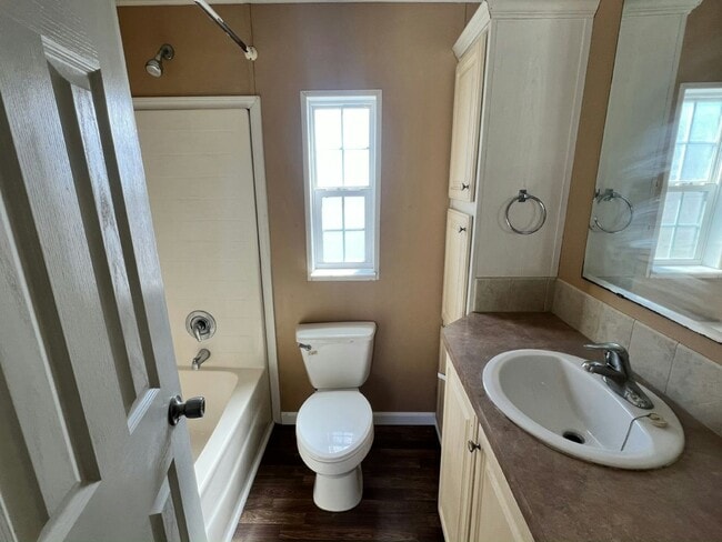 Building Photo - 3318 Chicago Bears St