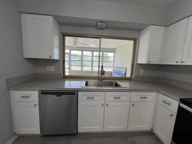 Building Photo - 1920 W Lakeview Blvd