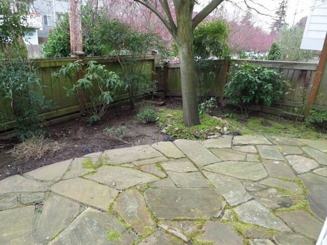 Building Photo - GREAT NEW PRICE! Stunning and Large 3-Bedroom Townhome with Garage FOR RENT in Green Lake!!