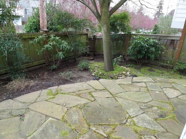 Building Photo - Stunning and Large 3-Bedroom Townhome with Garage FOR RENT in Green Lake!!