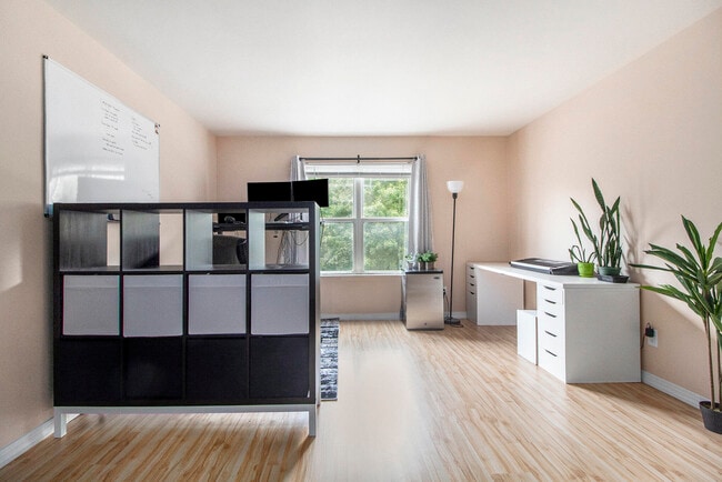 Building Photo - 2221 S Huron Pkwy