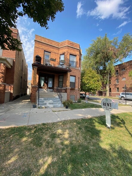 Building Photo - 2232 W Addison St