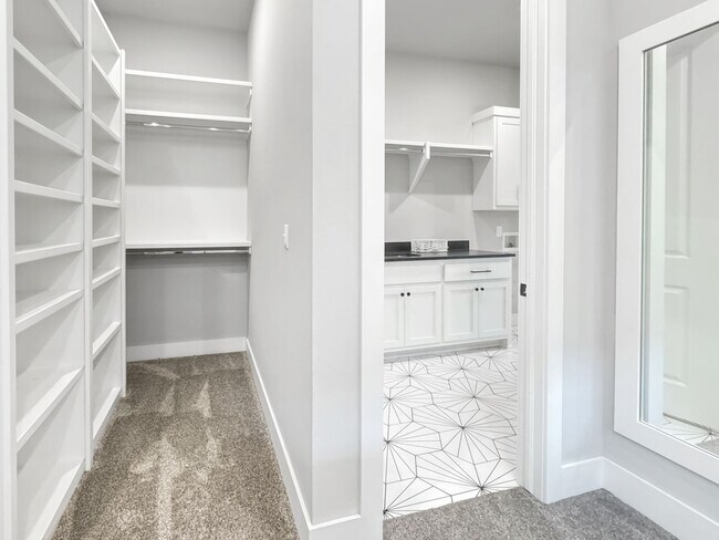 Building Photo - High-End Executive Living in Gated South Tulsa Community