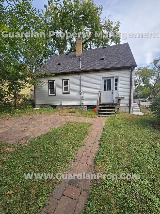 Building Photo - Available Now! Free Oct Rent! NE Minneapol...