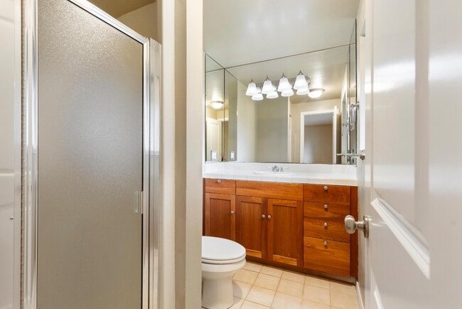 Building Photo - Spacious 5-Bed Home on XL Private Lot!