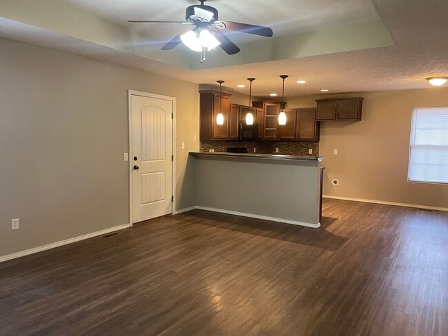 Building Photo - 3 Bedroom in Ozark!