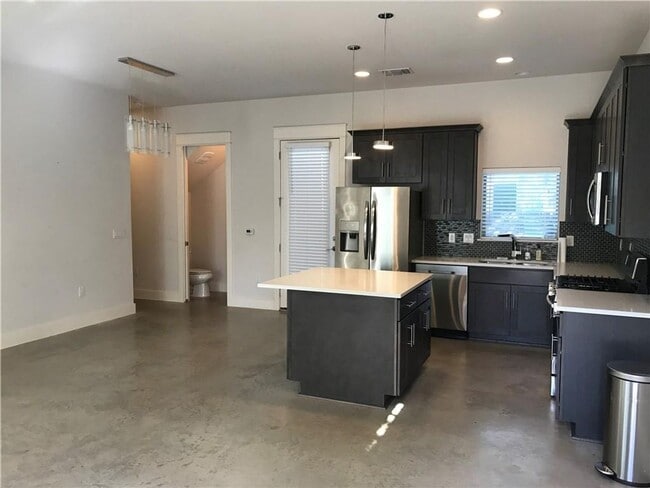 Building Photo - Central Austin / 3 bedroom, 2.5 baths / Mo...