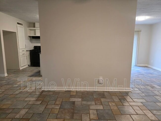 Building Photo - 5425 Chauvin Dr