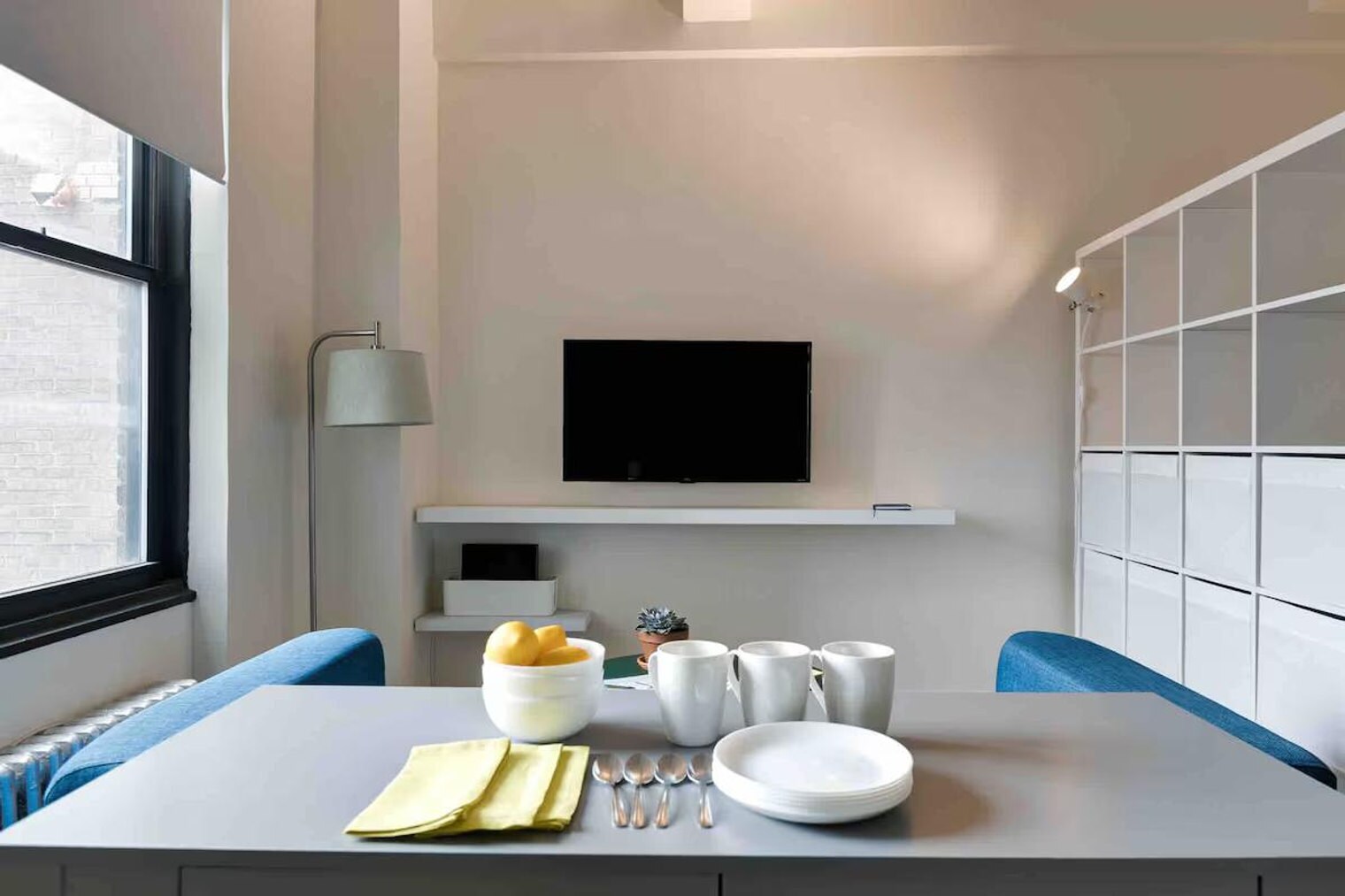 Building Photo - 331 E 9th St