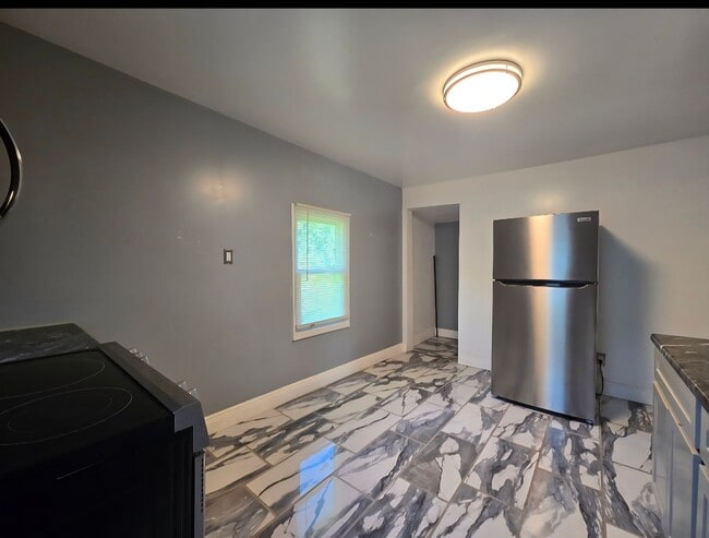 Building Photo - 1 Bedroom House In Alton