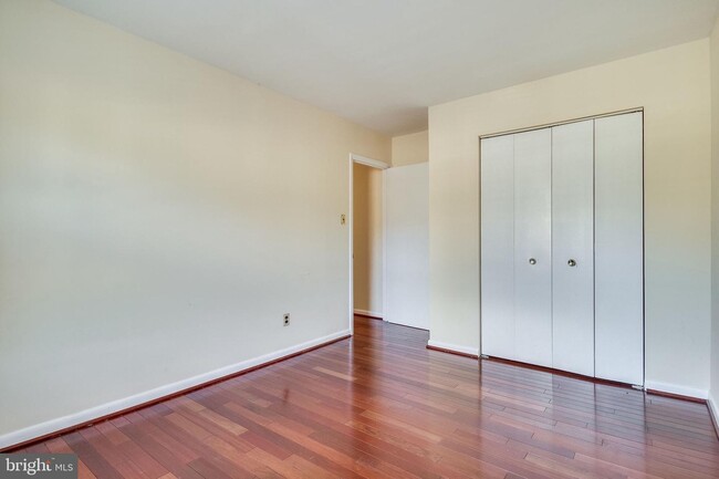 Building Photo - 5122 Cliffhaven Dr